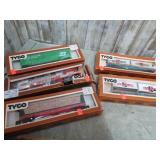 TYCO MODEL TRAIN ENGINE & CARS