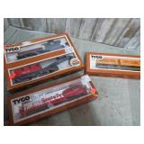 TYCO MODEL TRAIN ENGINE & CARS