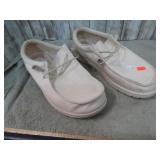 HEY DUDE SHOES -- M 10