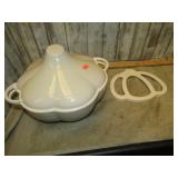 ENAMELED CAST IRON POT & TRIVET