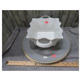 POTTERY DISH & 5 PLASTIC CHARGER PLATE