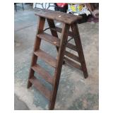 VINTAGE WOODEN STEP LADDER