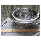 COLLANDERS, MIXING BOWL & NUT CRACKERS