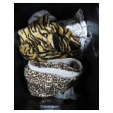 THROW BLANKETS & TUB W/ LID