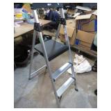 FOLDING STEP STOOL / LADDER