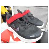 NIKE SHOES --- 8C