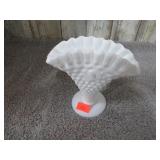 FENTON MILD GLASS FAN VASE -- APPROX 4"