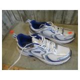 AVIA SHOES -- 8