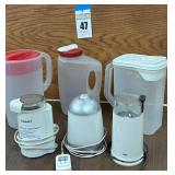 3 Grinders & 3 plastic containers / Pitcher