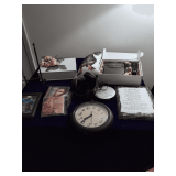 Signed Picture Derrick Henry Tennessee Titans, Clock, 2 CD Players, Decorative Box, Stuffie