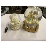 2 snow globes