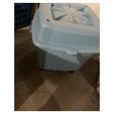 Tote with lid on wheels