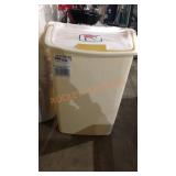 Rubbermaid Dual Action Swing Top Trash Can