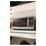 Toshiba 0.9 cu ft 900 Watts Microwave Oven with