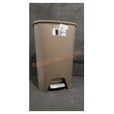 Hefty 13 Gallon Trash Can