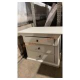 Hendrick 3-drawer Nightstand