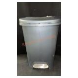 Rubbermaid 13 Gal Trash Can