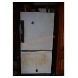 Amana Refridgerator W/bottom Freezer