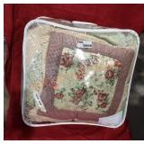 Full/queen bedding set