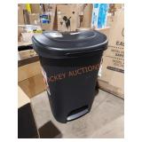 Rubbermaid trash can