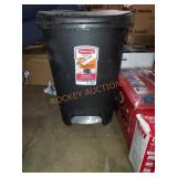 Rubbermaid 13 Gallon Garbage Can