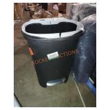 Rubbermaid 13 Gallon Trash Can