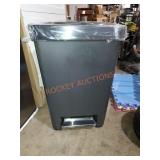 Rubbermaid 12.4 Gal Garbage Can
