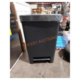 Rubbermaid 12.4 Gal Garbage Can