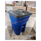 Totes 96 gallon trash can