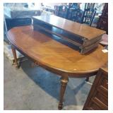 Large oval dinning table with 2 leaves