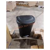 Rubbermaid  13gal trash can