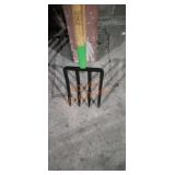 AMES: 26 in. 4-Tine Forged Spading Garden Fork.