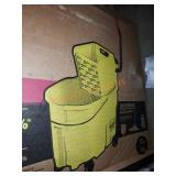 Rubbermaid WaveBrake Mop Bucket