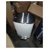 13.2 gallon white step trash can