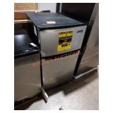 Magic Chef compact refrigerator