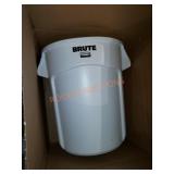 Rubbermaid brute trashcan