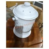 Countertop compost bin