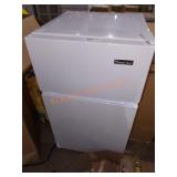 Magic Chef Mini Fridge/Freezer in White