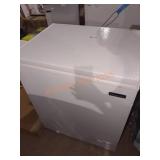 Magic Chef 27.5" x 21" x 33" Chest Freezer