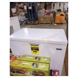Magic Chef 8.7 cu. ft. Manual Defrost Chest