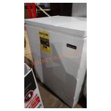 Magic Chef chest freezer  5.0 cf