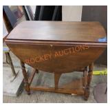Approx 24-in wide drop leaf side table