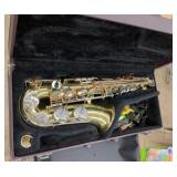 Yamaha saxophone with felt lined case and
