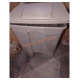 Safco plastic step on receptacle