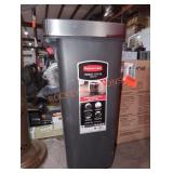 Rubbermaid 12.4 Gal Step Trash Can