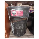 Rubbermaid Roughneck 32 Gal Outdoor Trashcan