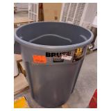 Brute Rubbermaid 32Gal Trash Can