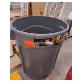 Brute Rubbermaid 32Gal Trash Can