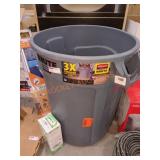 Brute Rubbermaid 32Gal Trash Can