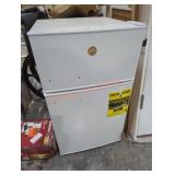 3.1 cu ft compact white mini fridge with freezer